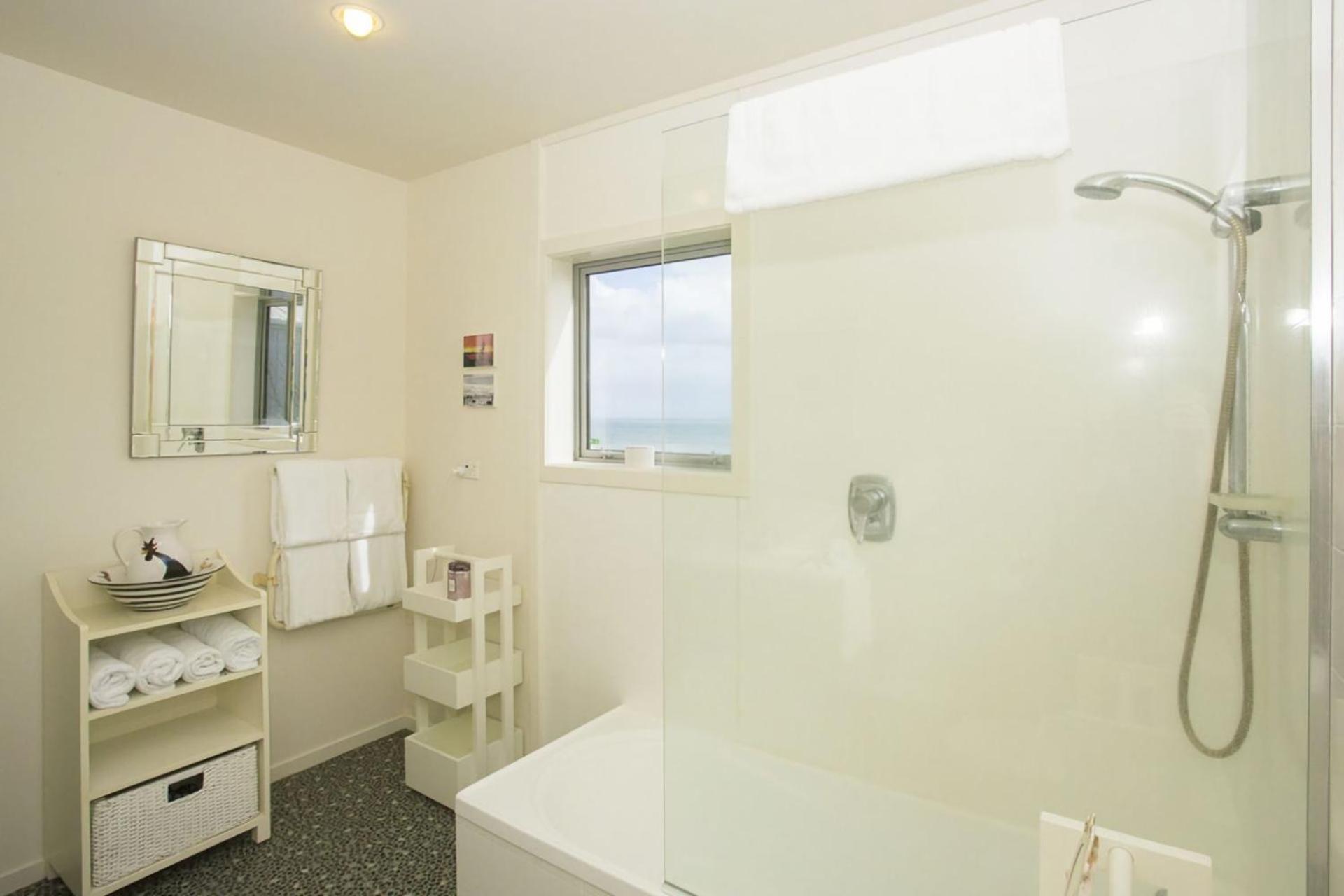 Chester Cottage Beachfront Oakura Kültér fotó